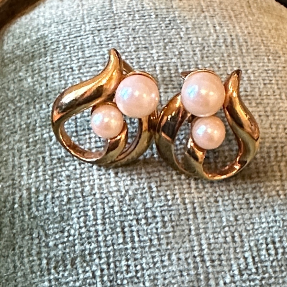 Vintage Avon Modern Classic Gold Tone and Faux Pearl Clip On Earrings